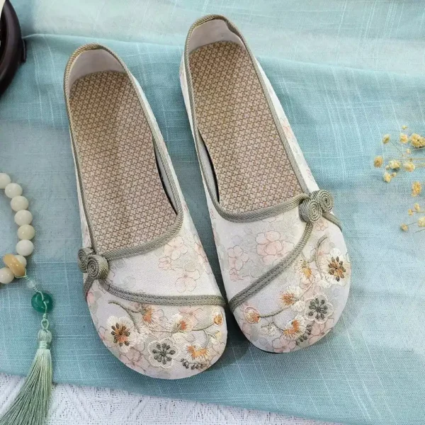 Women's Embroidered Old Beijing Cloth Shoes Traditional Chinese Floral