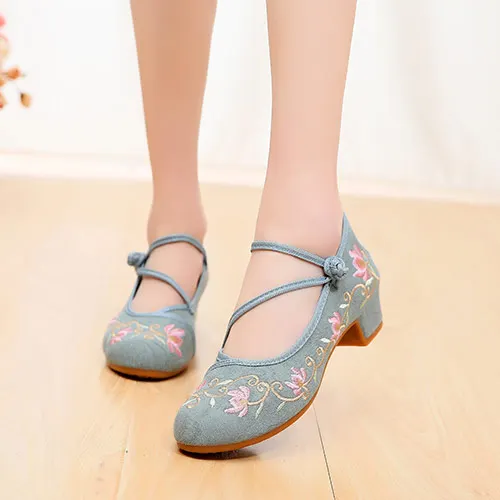 Embroidered Canvas Block Heel Old Beijing Kung Fu Pumps